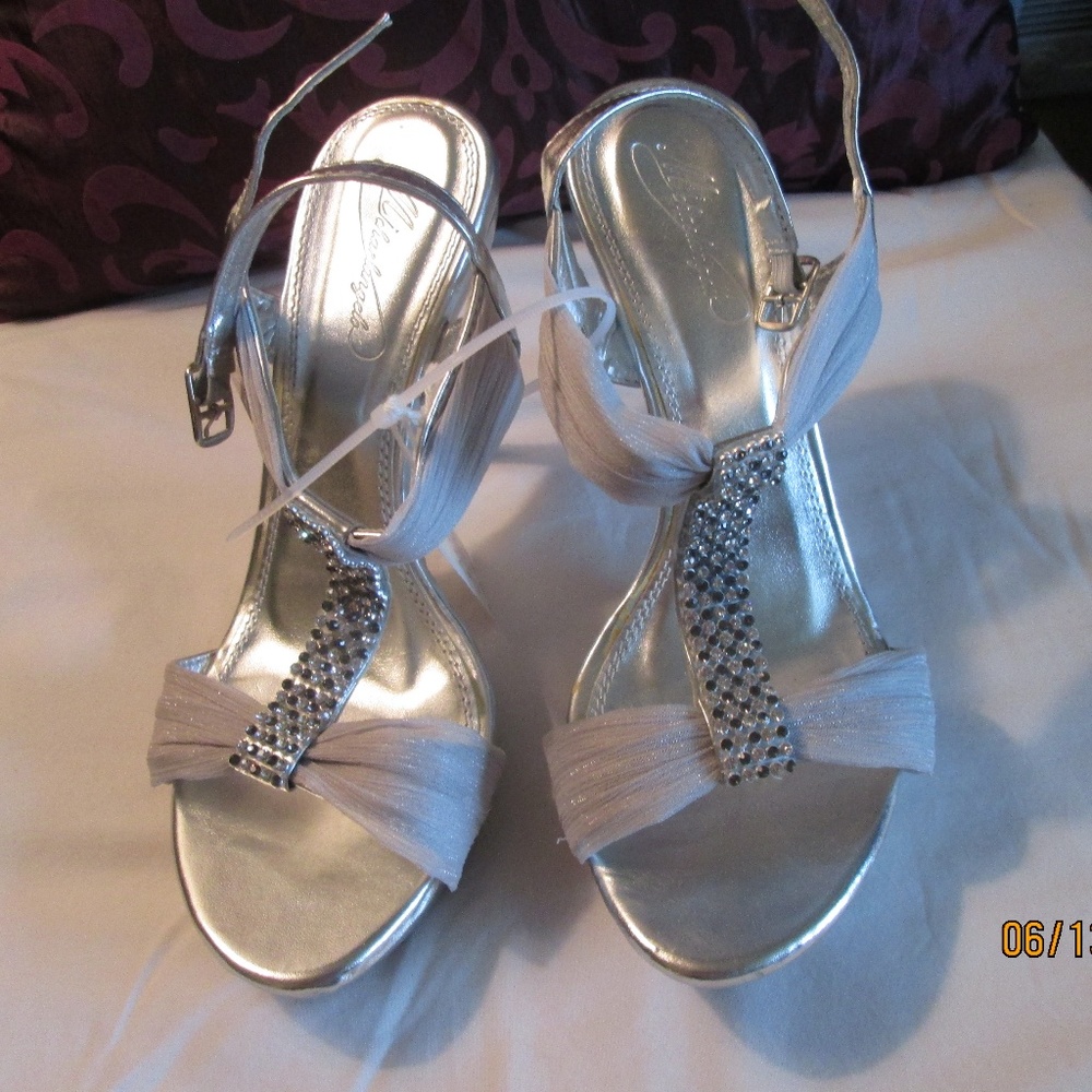 MICHAELANGELO SILVER  & STUDDED HEELS, 6 1/2,